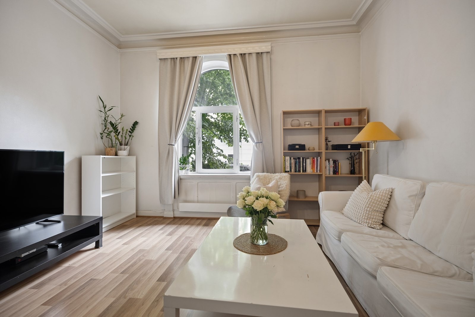 Store vindusflater gir godt med naturlig dagslys. Galleribilde