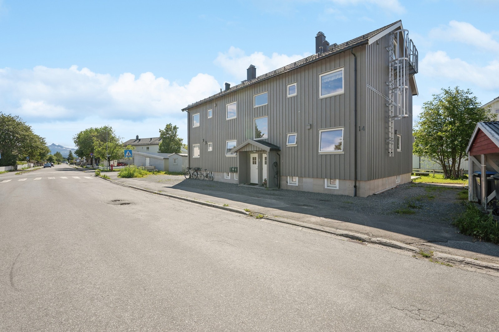 Firemannsbolig med parkering på felles tomt. Ytterkledningen ble oppgradert i 2020. Galleribilde
