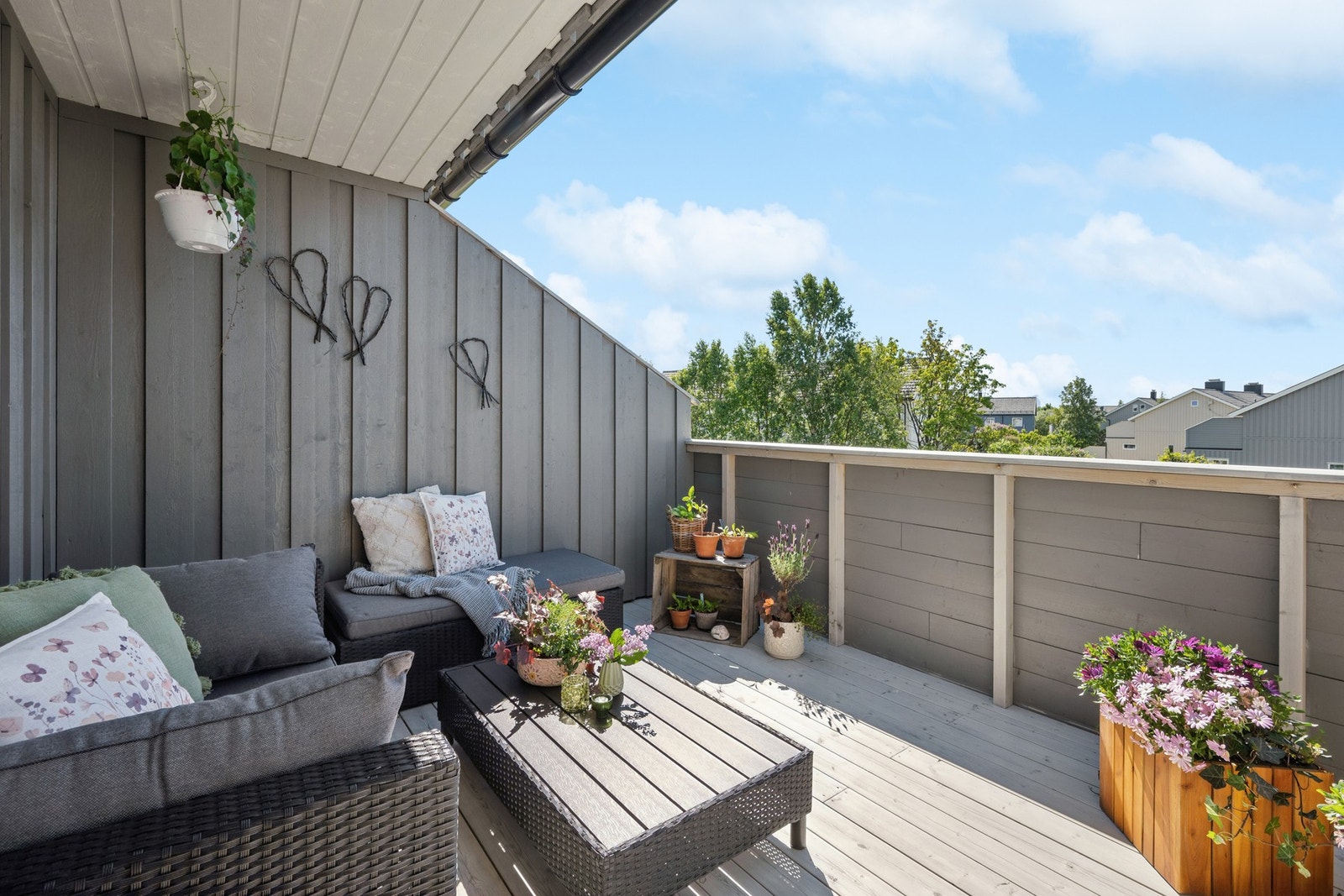 Balkongen på 9 m² er utført i trekonstruksjoner og har plass til en sittegruppe. Galleribilde