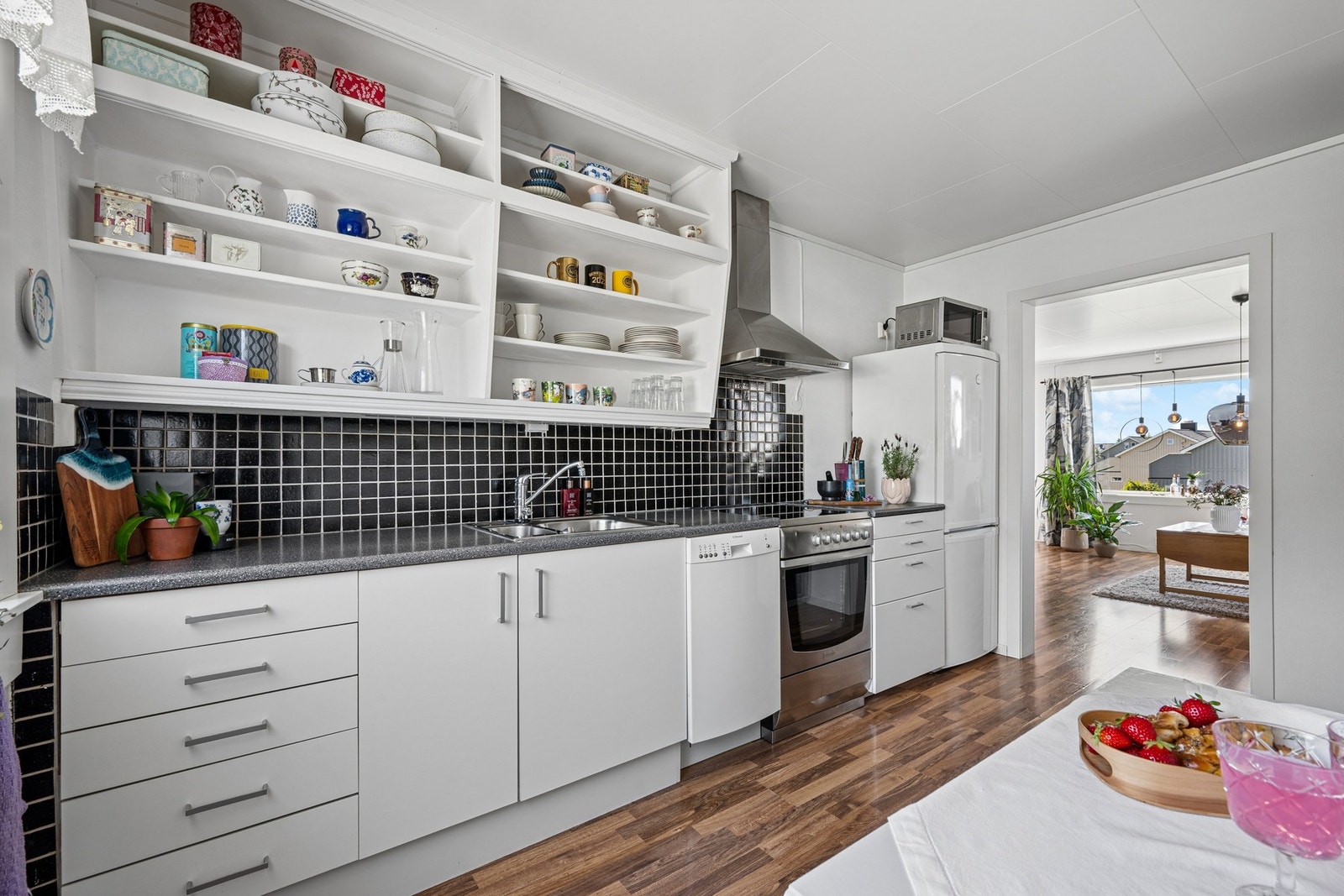 Komfyr og kjøl/fryseskap medfølger salget. Galleribilde