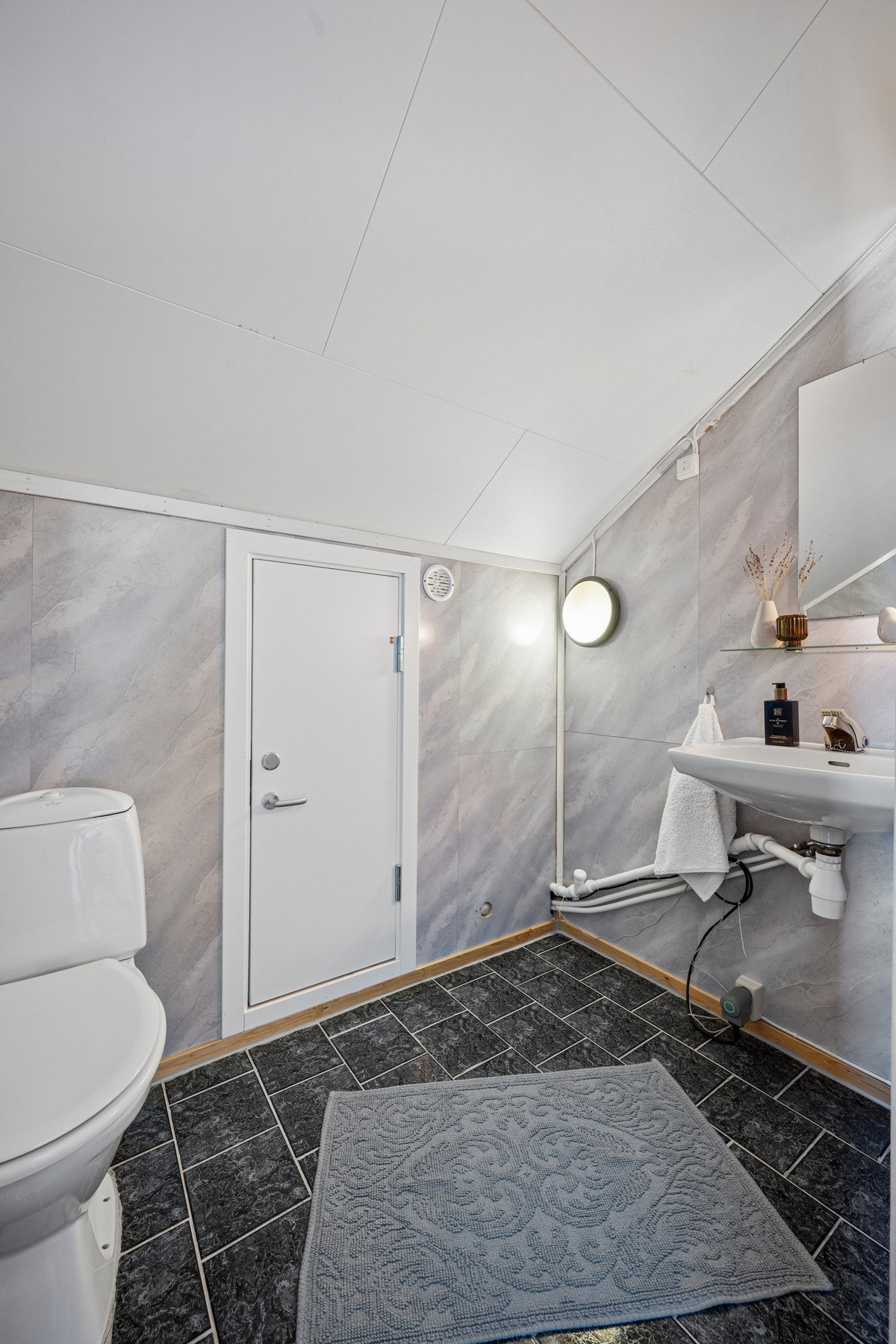 Bod innredet som toalettrom på loft. Dette er ikke bruksendret/godkjent hos kommunen. Galleribilde