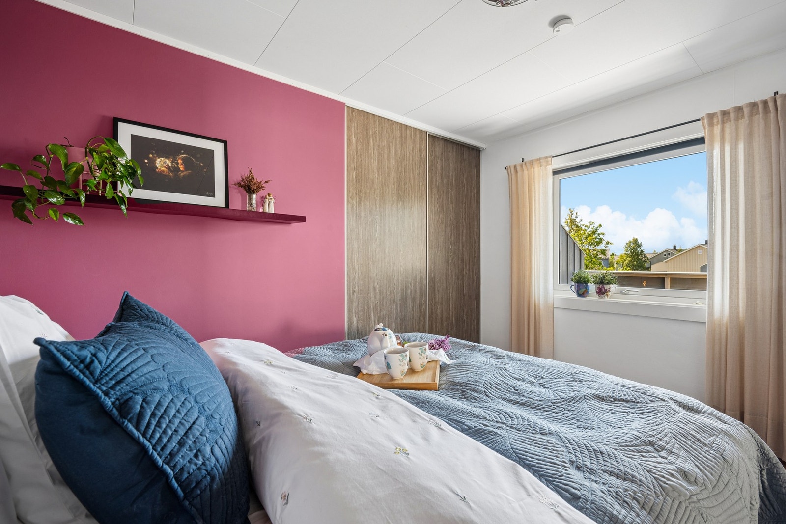 Det er etablert en integrert skyvedørsgarderobe som gir gode oppbevaringsmuligheter. Galleribilde