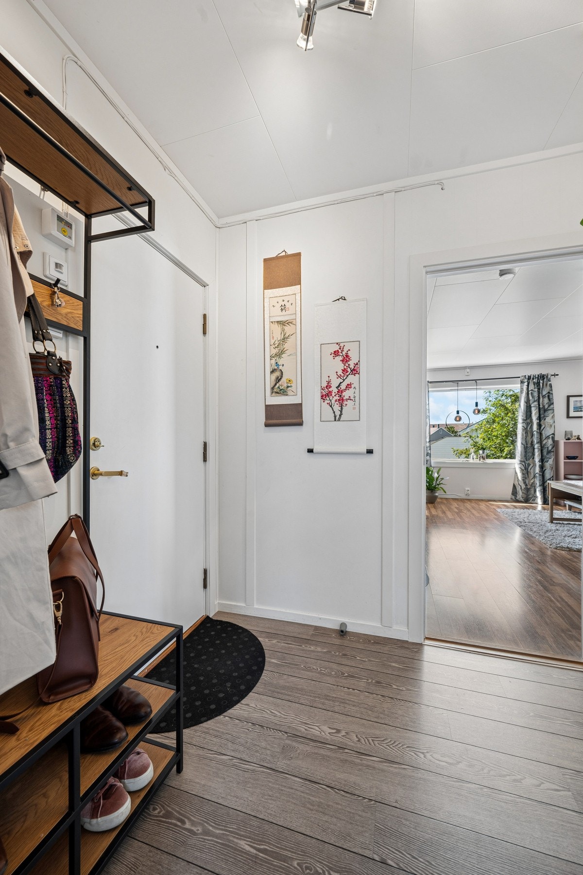 Entrè med plass til jakkeoppheng og skohylle. Galleribilde