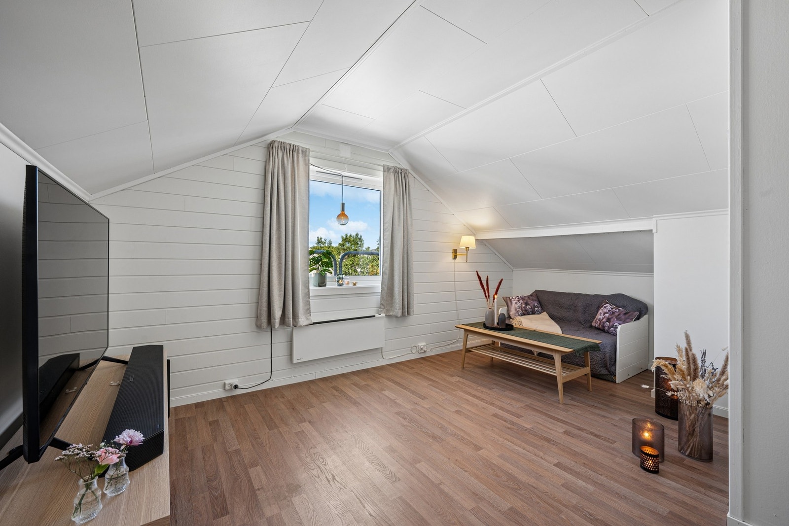 Innredet rom på loftet som gir ekstra bruksareal og fleksible møbleringsmuligheter. Galleribilde