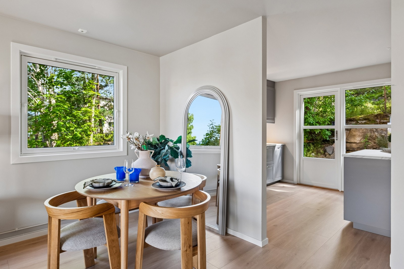 Kjøkken i delvis åpen løsning og med fin naturlig plass til spisebord. Galleribilde