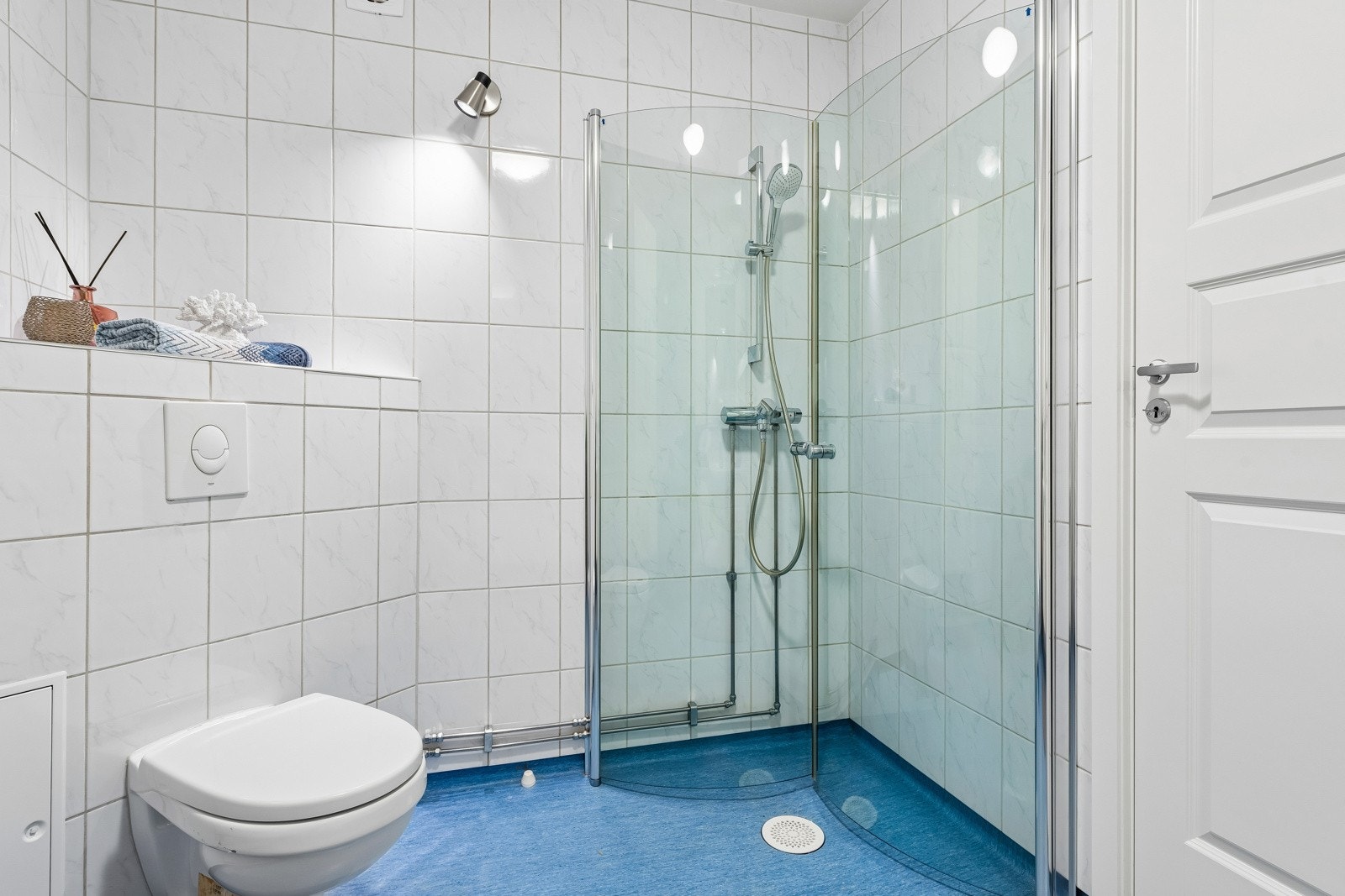 Badet er praktisk innredet og med opplegg for vaskemaskin. Galleribilde
