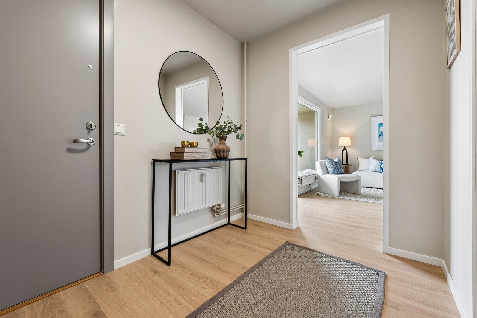 Velkommen inn i entreen. Her er det god plass til garderobeskap om ønskelig. Galleribilde