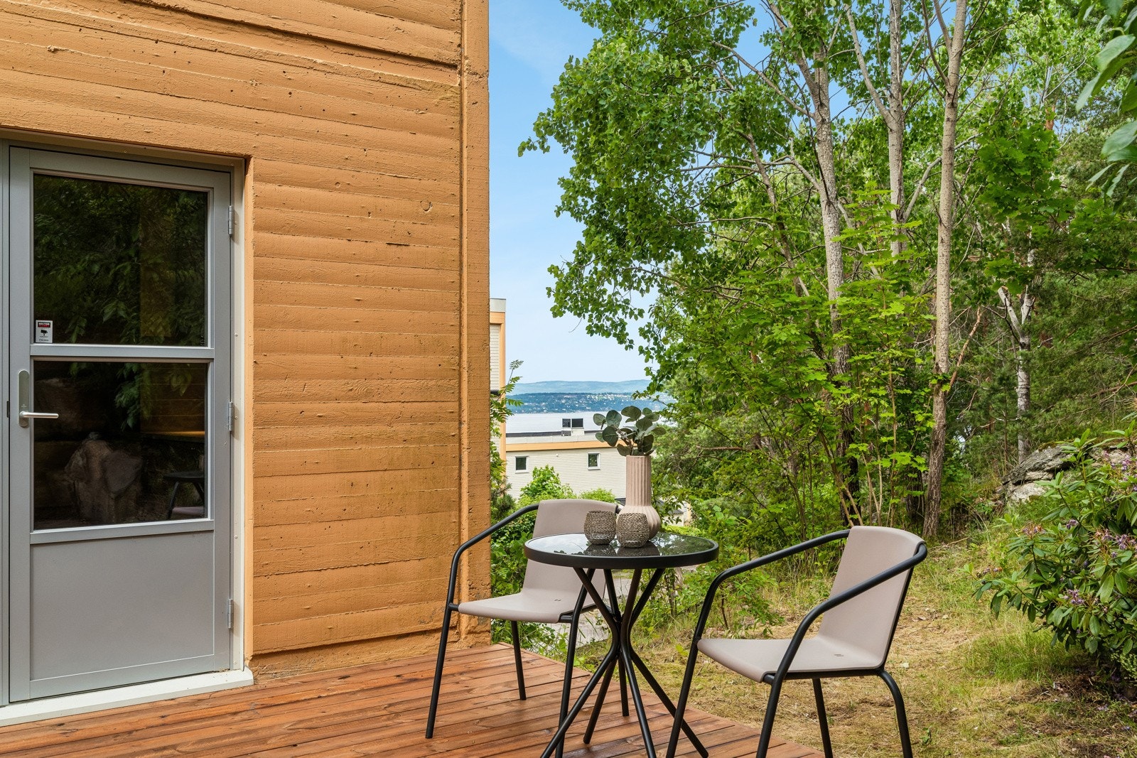 Fra uteplassen er det fin sjøgløtt til fjorden. Galleribilde