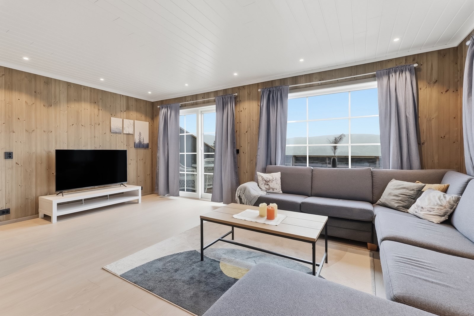 Flott en-stavs laminat gulv i hele boligen. Galleribilde