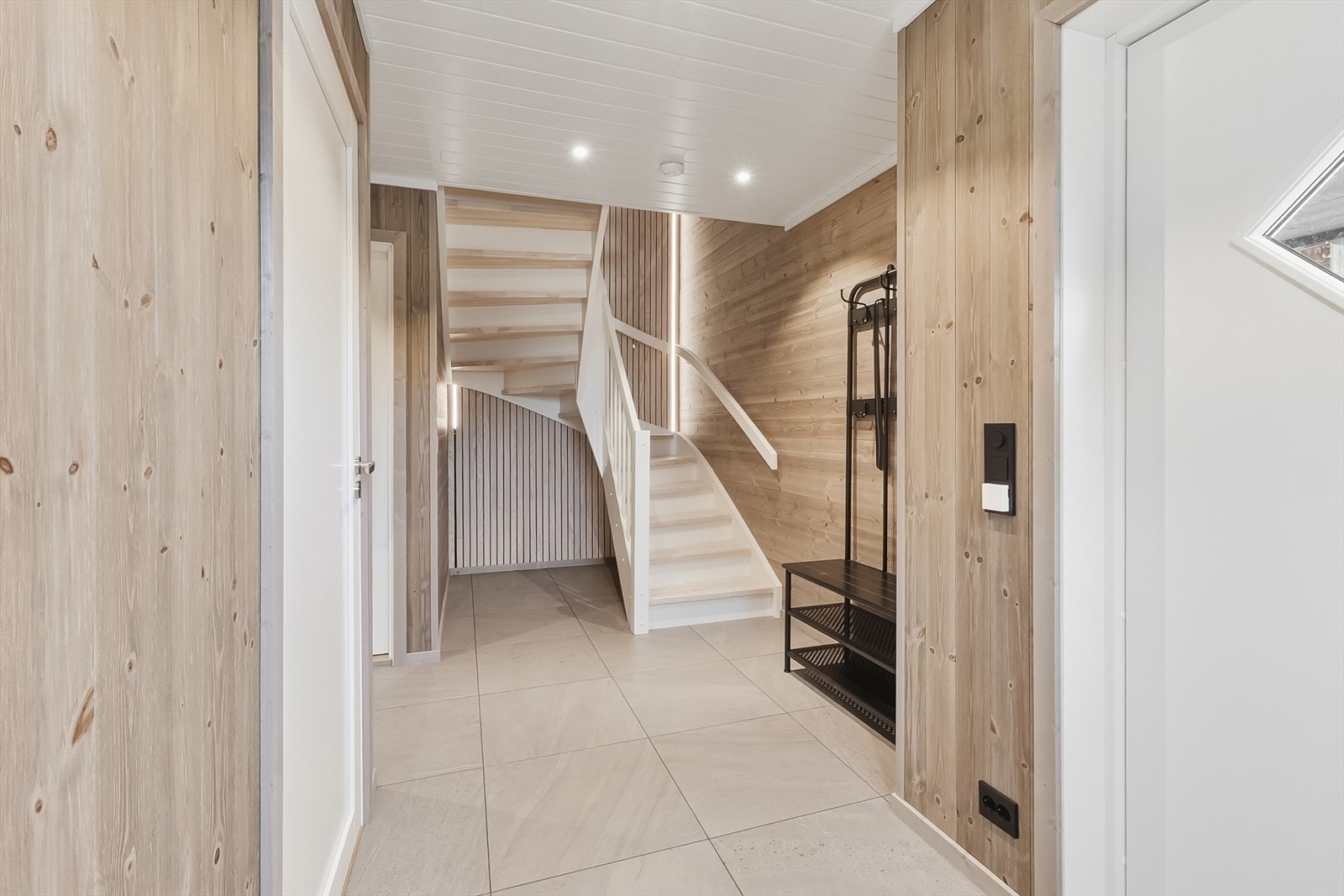 Lys, fin entre i underetasje med downlights som gir god romfølelse. Galleribilde