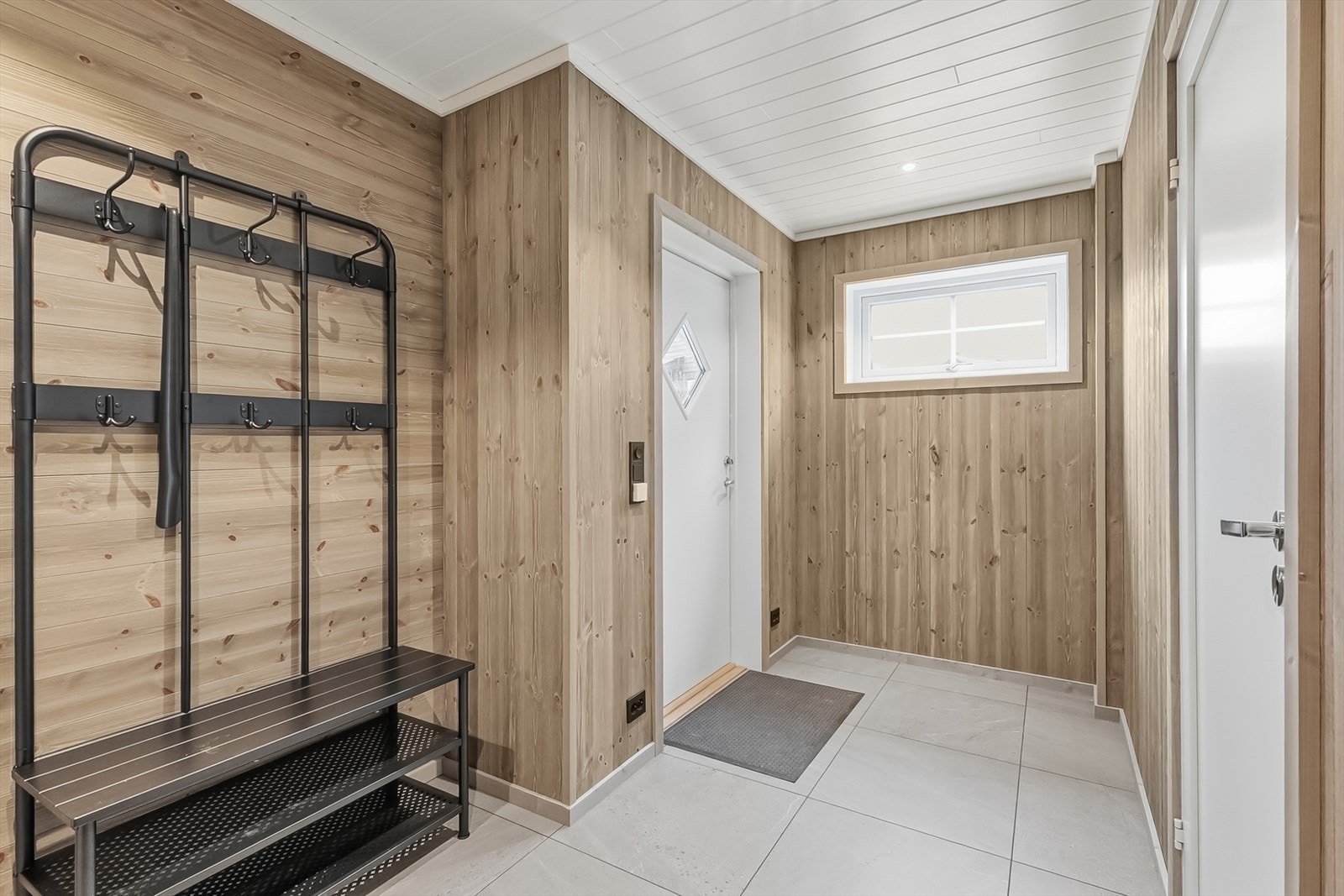 Entreen har lekre 60x60 fliser, Her er også elektriske varmekabler i gulv. Galleribilde