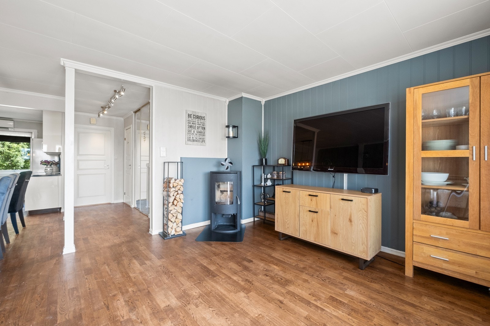 I stuen er det montert peisovn for varme og kos på kalde vinterkvelder. Galleribilde