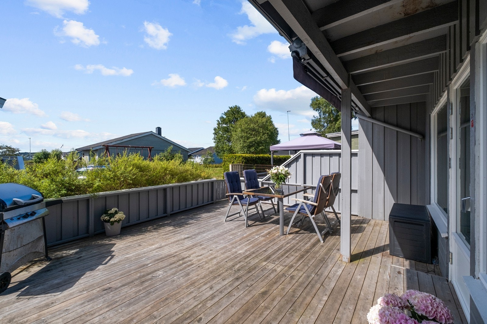 Terrassen er romslig, med god plass til både sittegruppe og spisebord Galleribilde