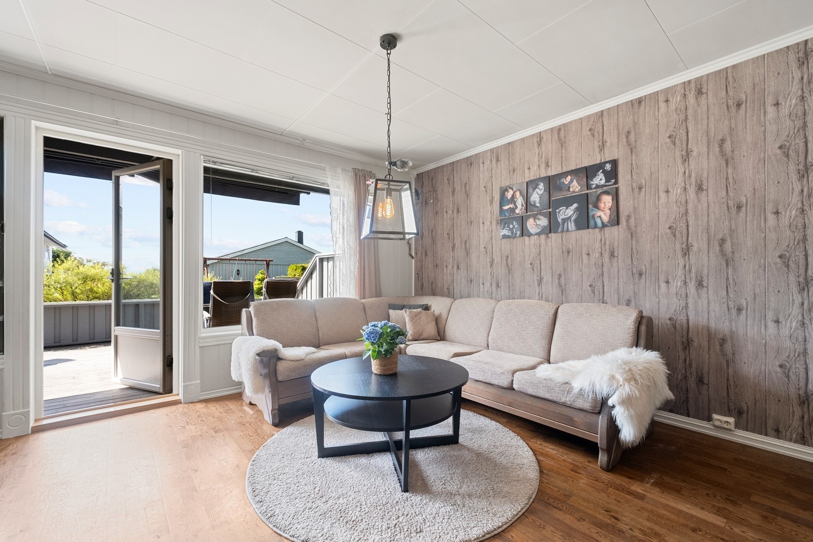 Fra stue har man utgang til en stor, vestvendt terrasse Galleribilde