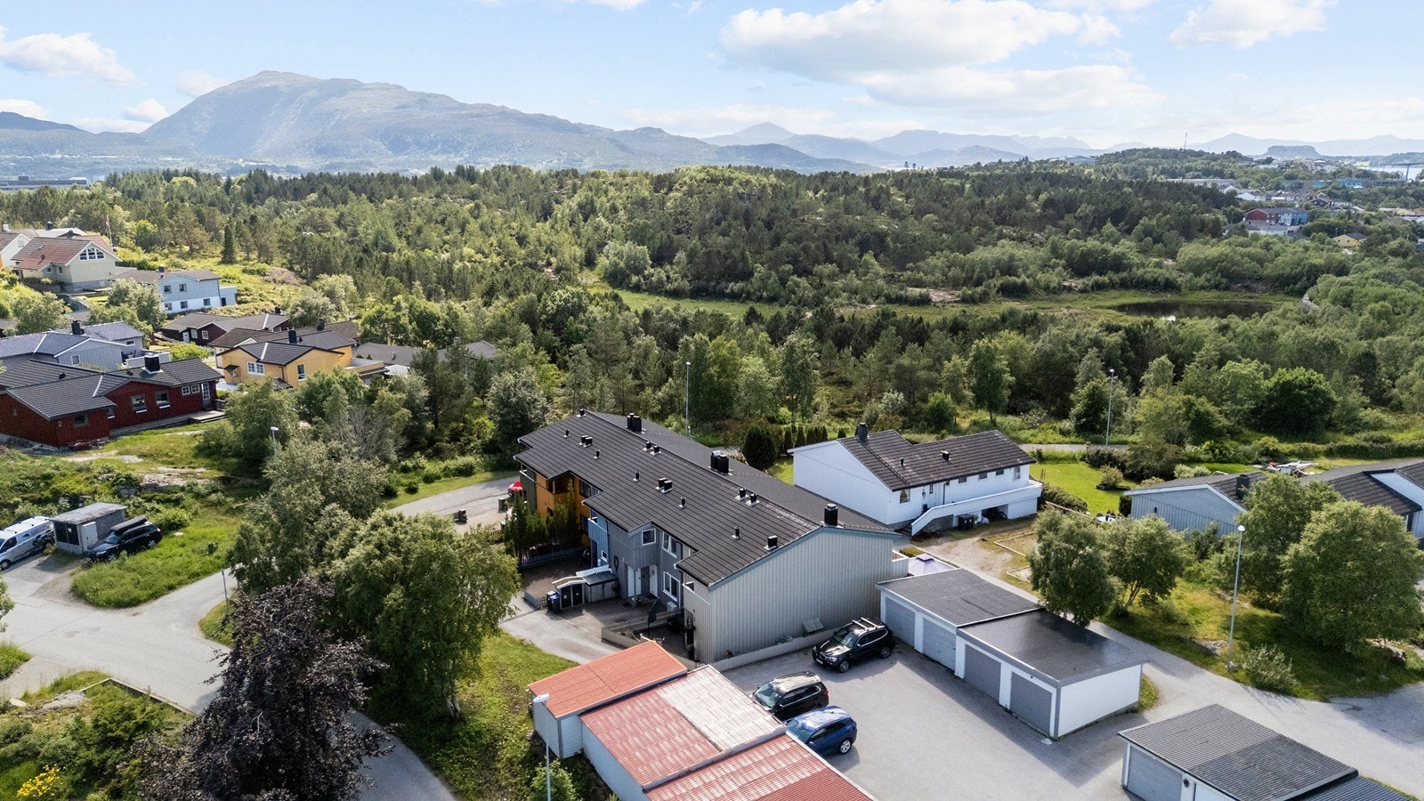 Dronebilde over eiendommen og nærliggende omgivelser Galleribilde