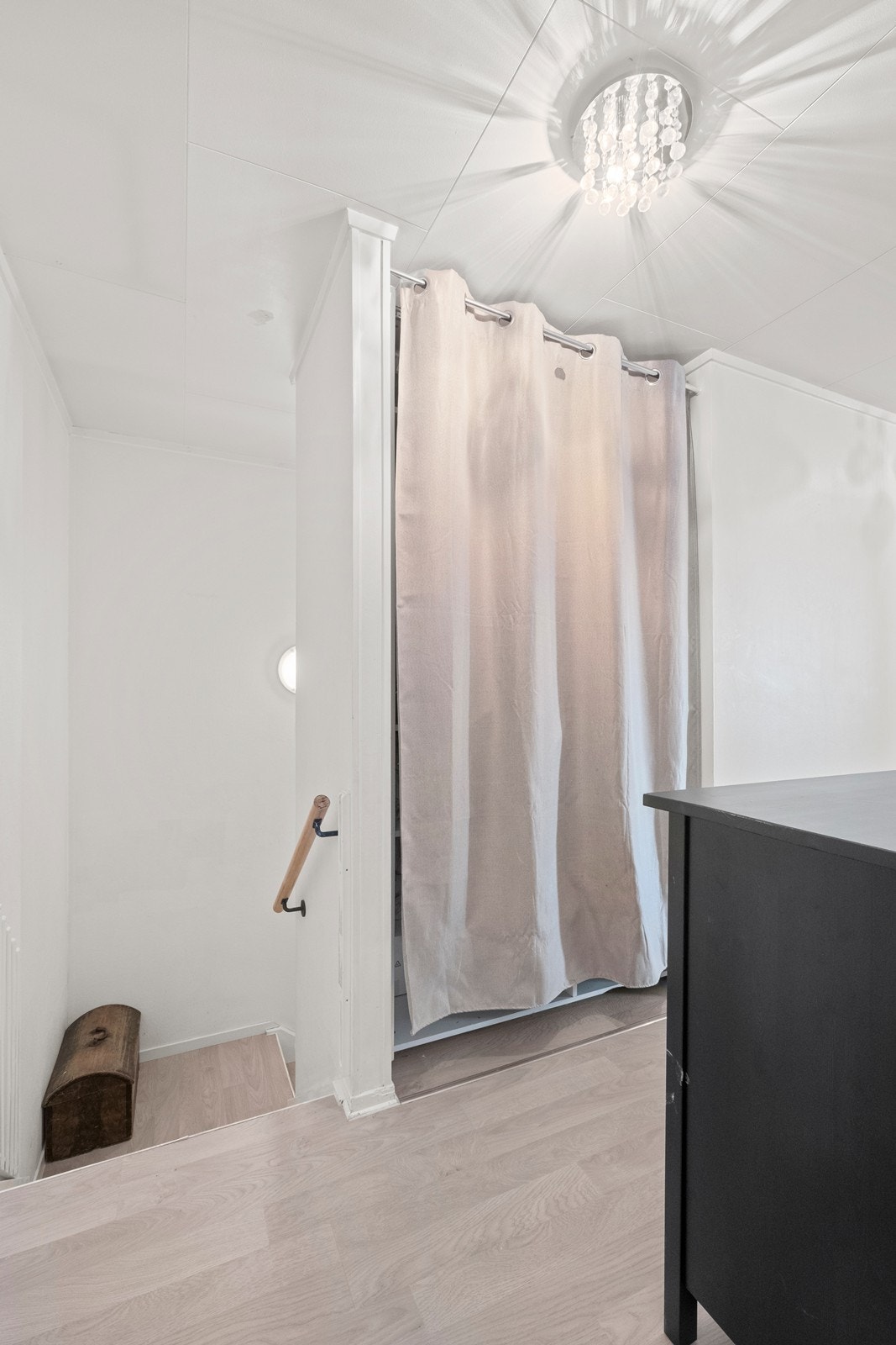 Gang/ trapperom i 2. etg, med en praktisk oppbevaringshuk skjult bak et forheng Galleribilde