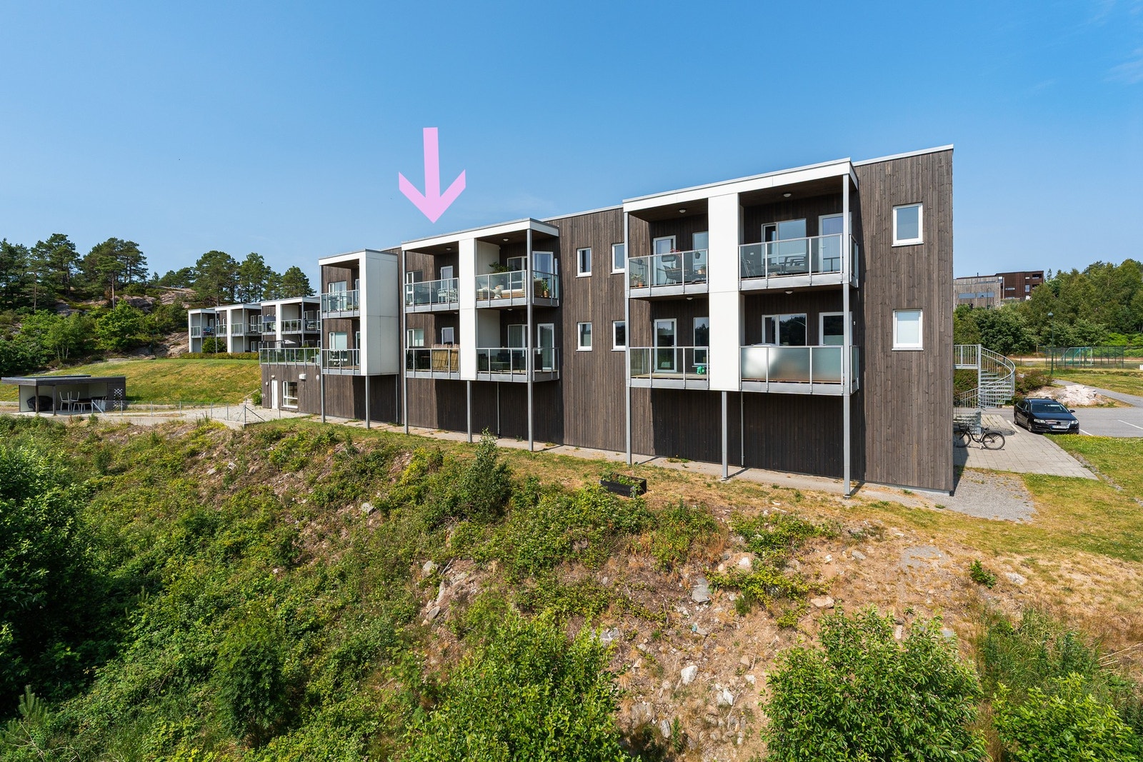 Velkommen til Hestehovstien 62 på Justneshalvøya - her med pil mot leiligheten i 2.etg. (øverst) Galleribilde