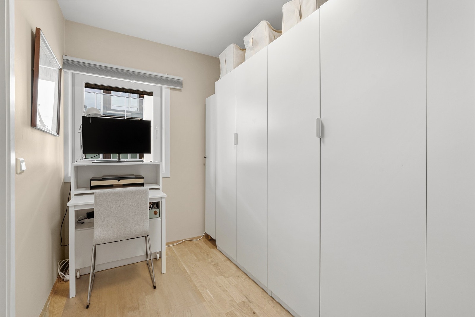 Fra innebod hvor det er en stor garderobe og kontorplass Galleribilde