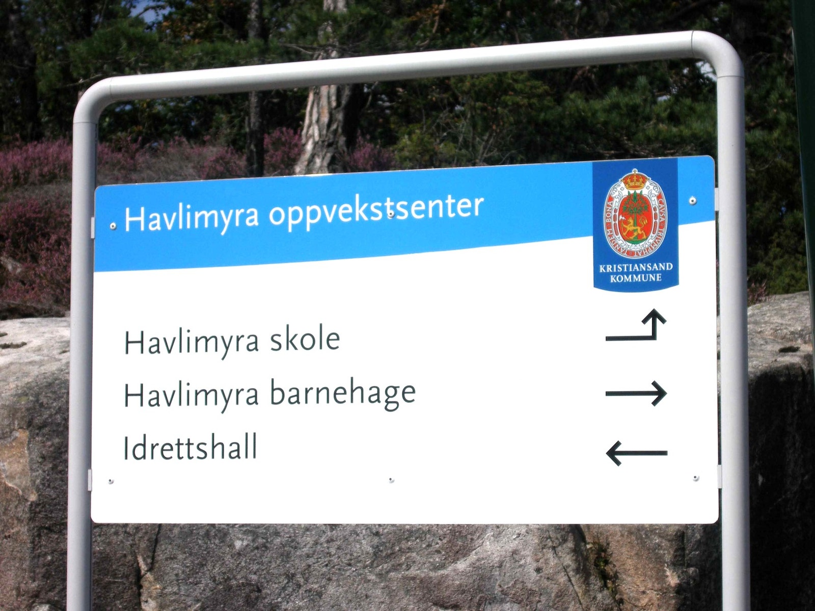 Skilt til skole, barnehage og idrettshall Galleribilde