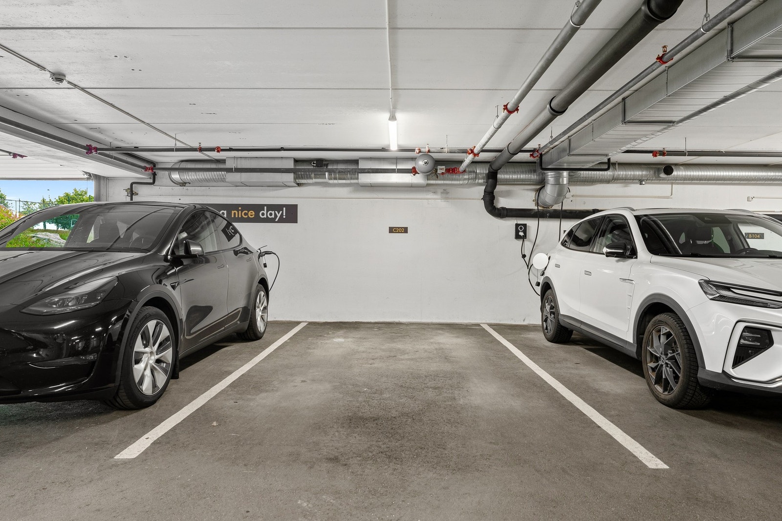 Fast parkeringsplass i byggets kjelleretasje Galleribilde