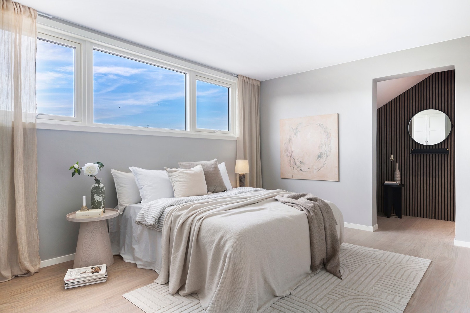 Nydelig hovedsoverom med god plass til dobbeltseng, stort garderobeskap og walk in-closet. Galleribilde