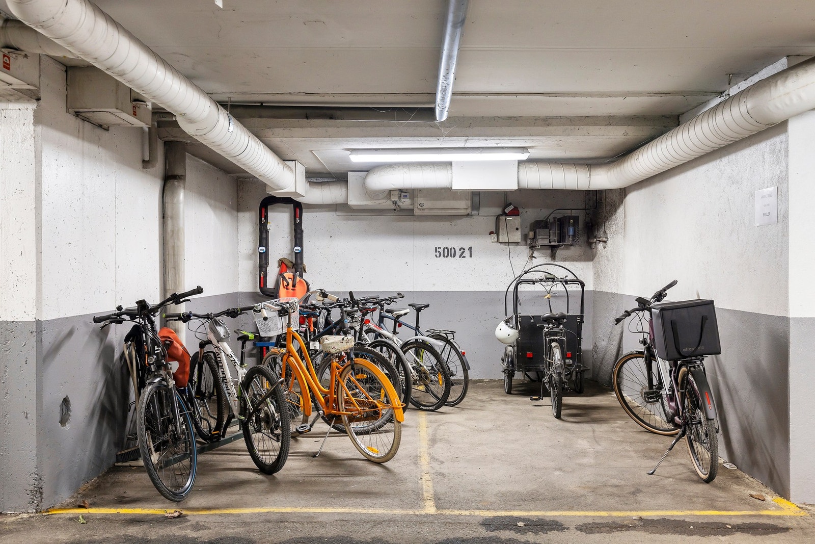 Felles sykkelparkering i garasjeanlegg nærmest utgang. Galleribilde
