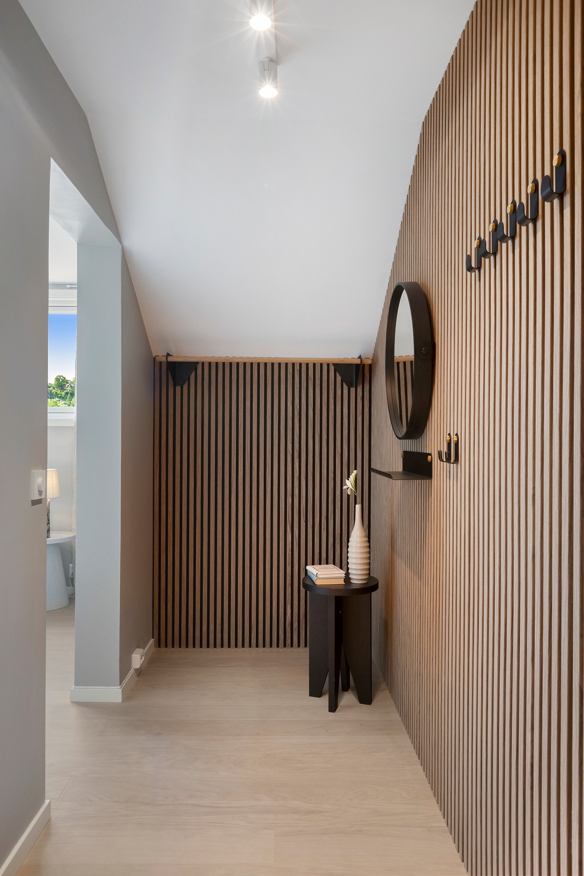Stort walk-in-closet gir rikelig med oppbevaringsplass. Galleribilde