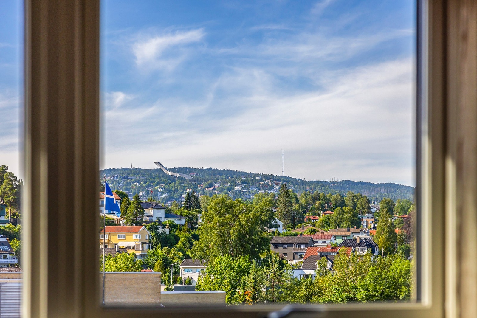 Fantastisk utsikt over Oslo og Holmenkollen i bakgrunnen fra soverommet. Galleribilde
