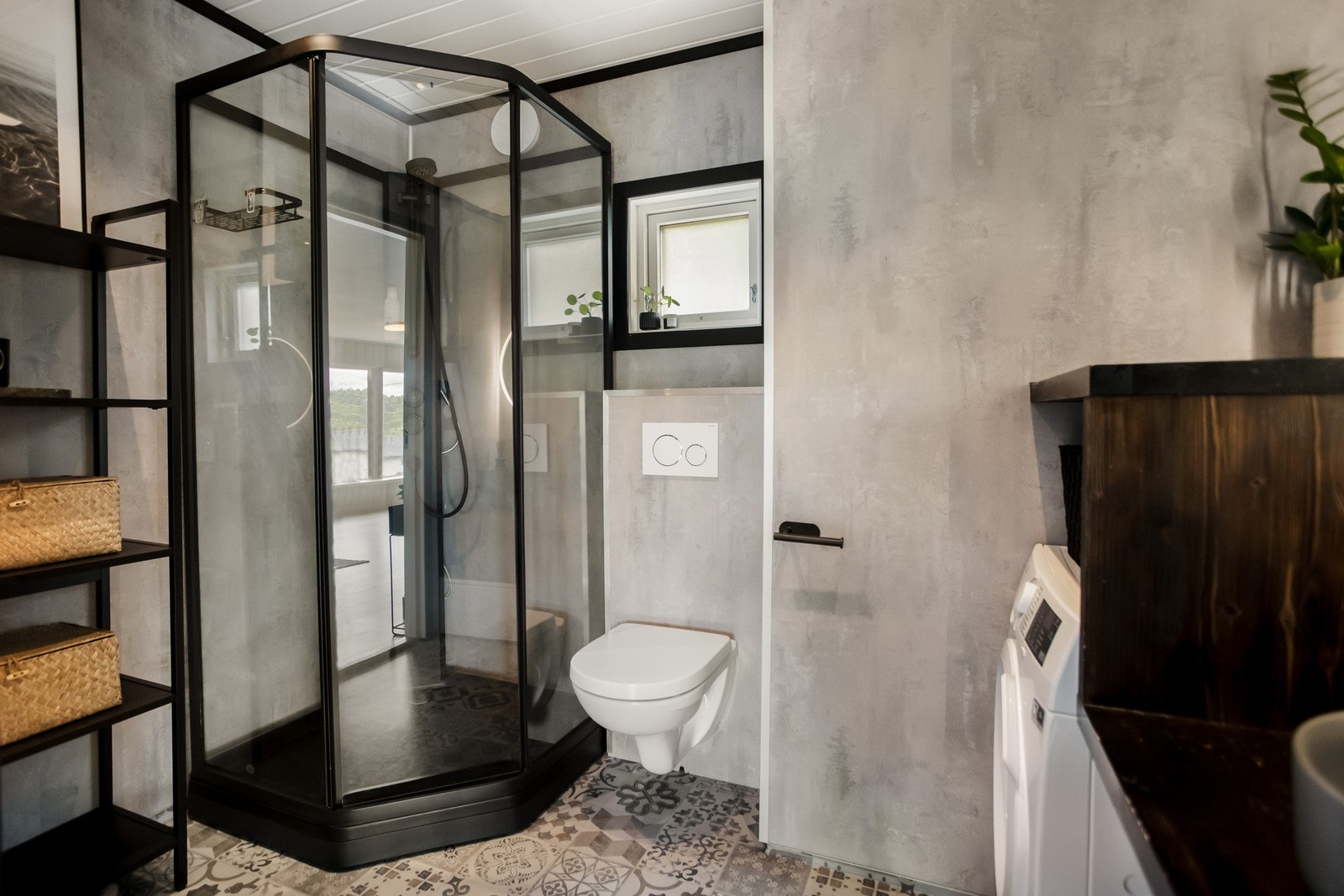 Badet står i stil med resten av boligen, og er romslig med plass til det en trenger. Galleribilde
