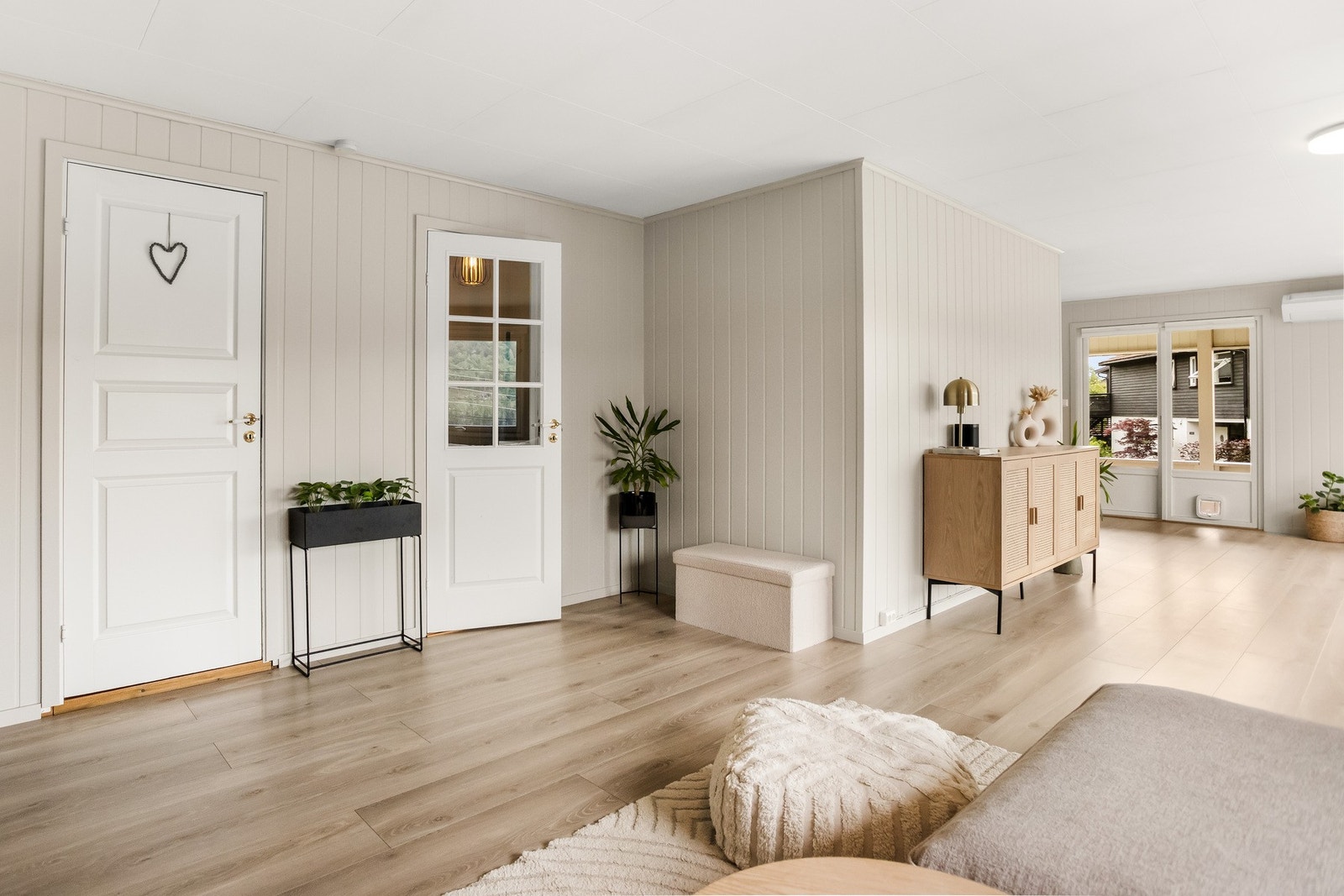 Lys og romslig stue med store vindusflater som gir godt lysinnslipp. Stua har god plass til både sofagruppe og spisebord. Galleribilde
