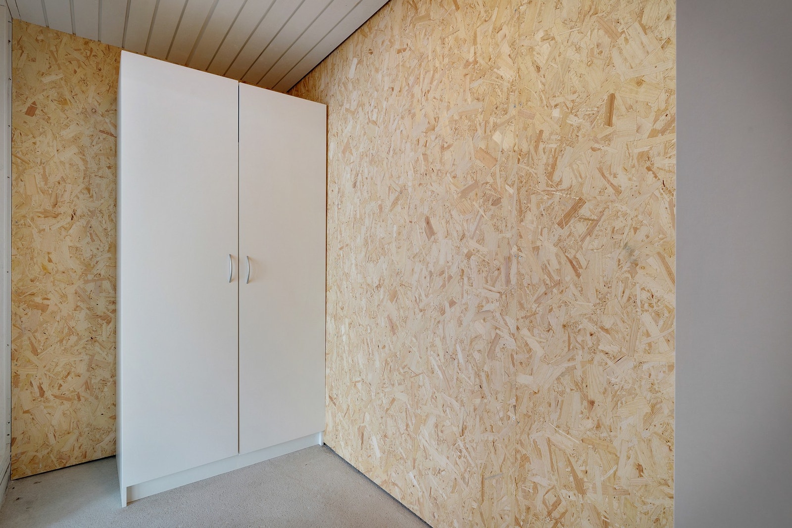 Ved leilighetens carport finner man en ekstern bod på ca. 5 kvm Galleribilde