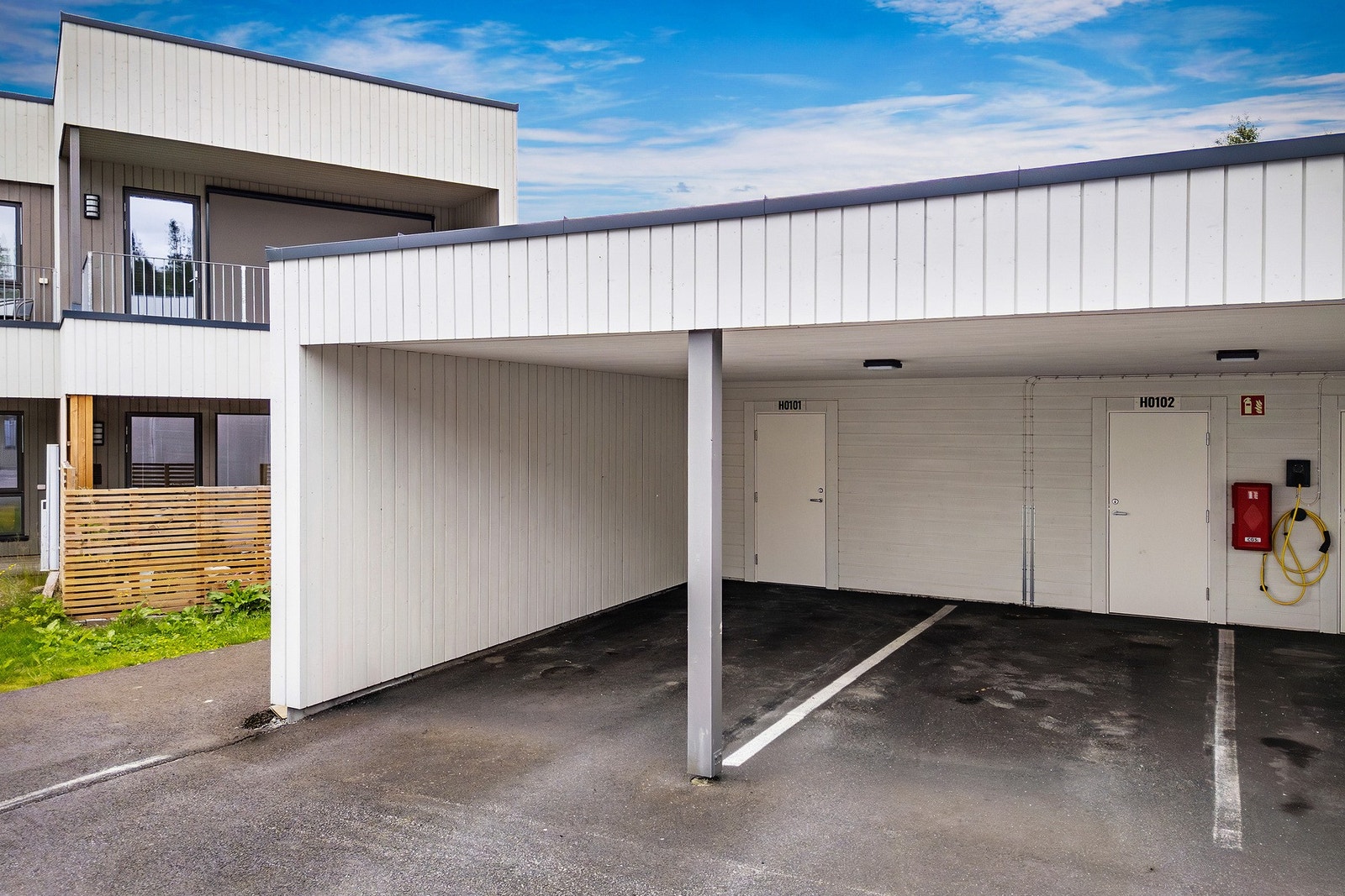 Fast parkering i carport med opplegg for elbillader medfølger Galleribilde
