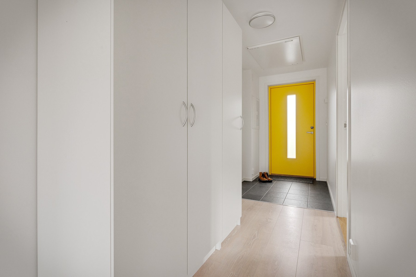 I gangen er det god plass til garderobeløsning for sko og oppheng av ytterklær Galleribilde