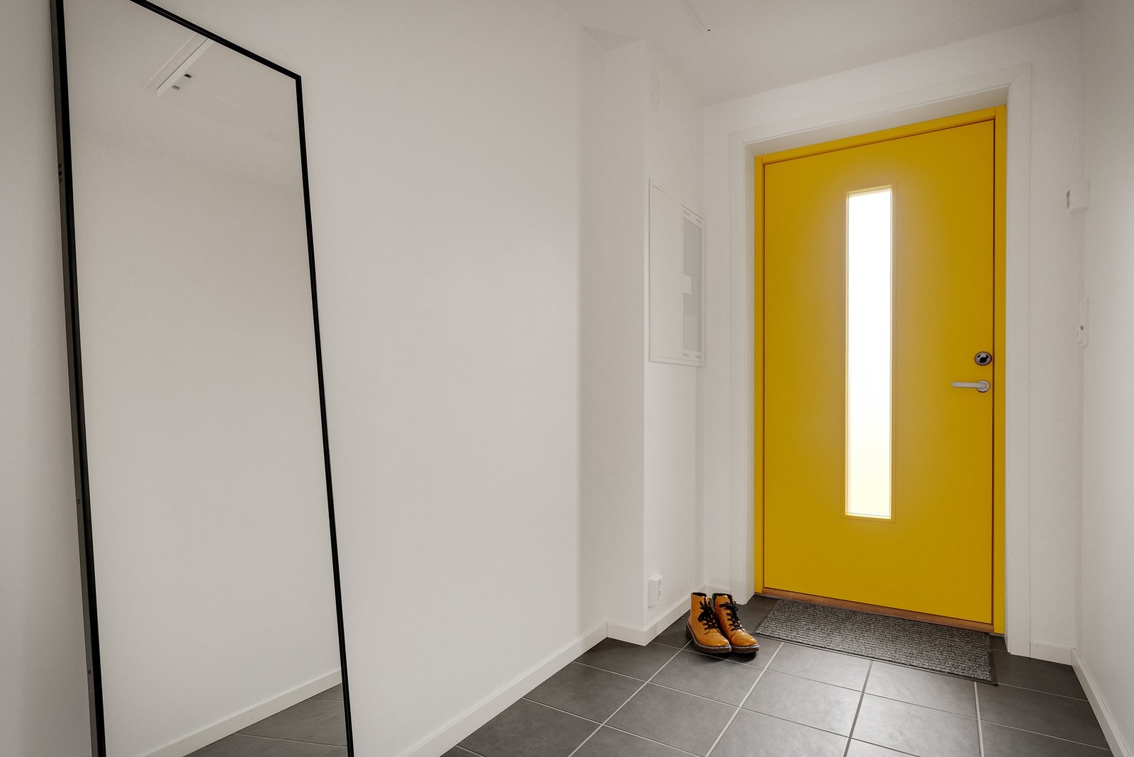 Entré er flislagt og lagt med varmekabler i flislagt del Galleribilde