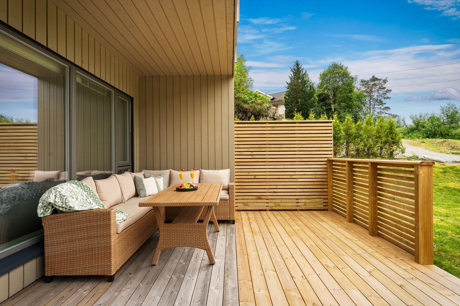 Fra stuen er det adkomst til leilighetens delvis overbygde terrasse på ca. 20 kvm Galleribilde