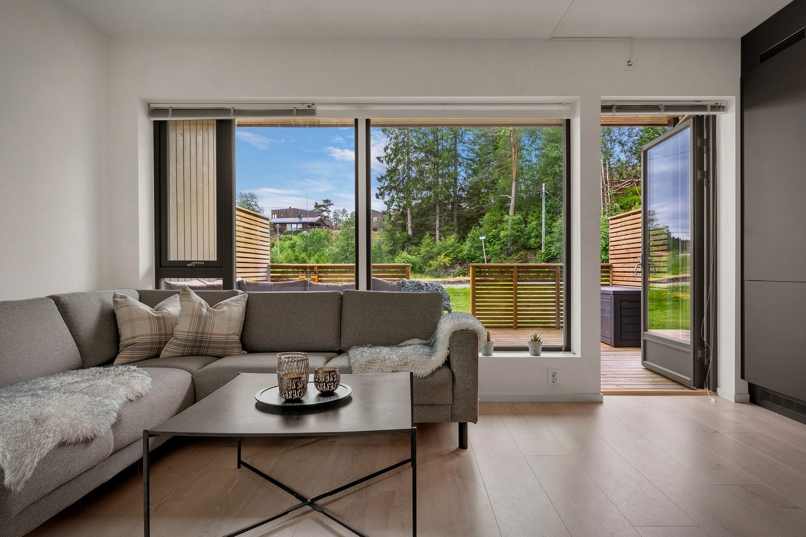 Moderne 3-roms leilighet med høy standard, romslig og solrik terrasse og medfølgende fast parkering i carport Galleribilde