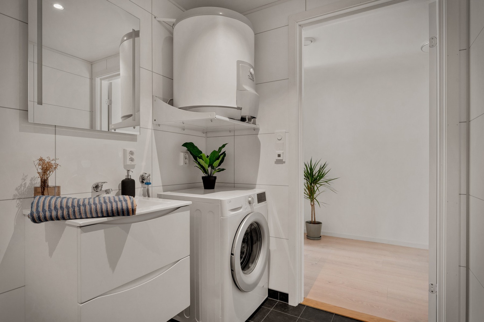 Det er elektriske varmekabler i gulv og balansert ventilasjonsavtrekk fra badet Galleribilde