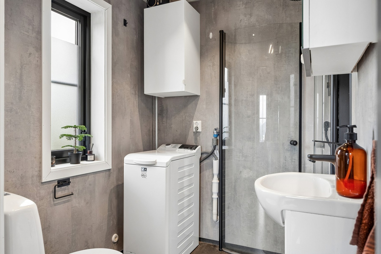 Badet har moderne stil med baderomsplater på vegg og baderomsbelegg på gulv. Galleribilde