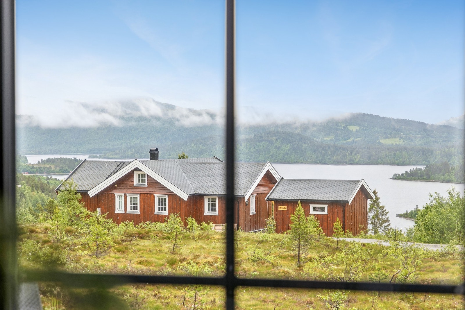 Fra stuen har man god utsikt mot Søvatnet! Galleribilde
