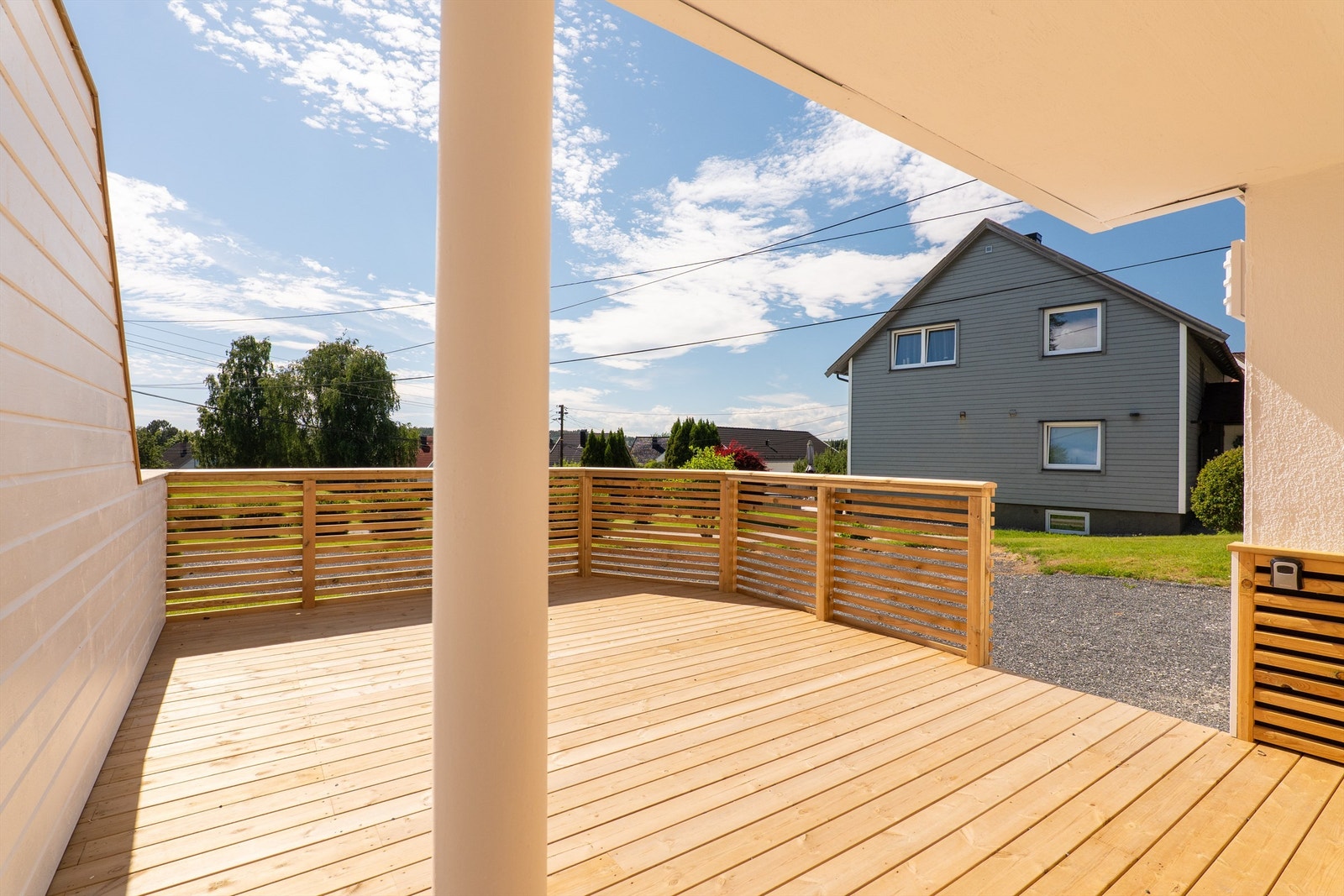 Sommerstid er det dagen gjennom alltid et sted med sol rundt ytterveggene. Galleribilde