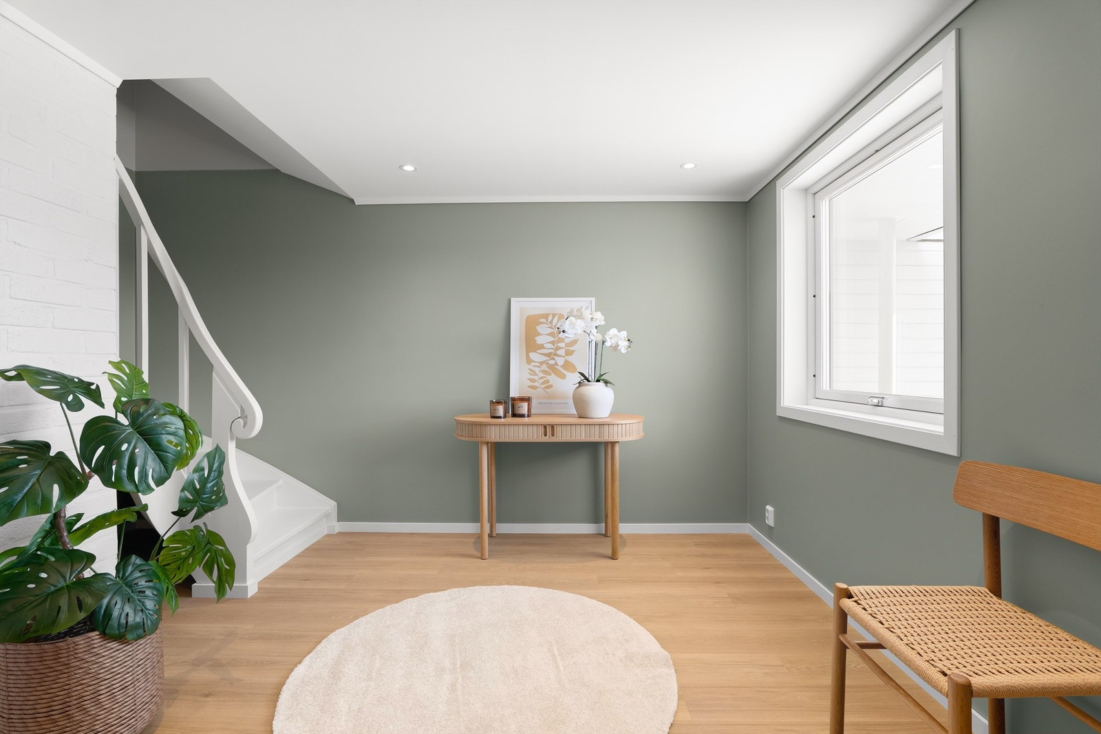 Trappen er en autentisk innretning fra byggeåret og leder rett opp til stuen. Galleribilde