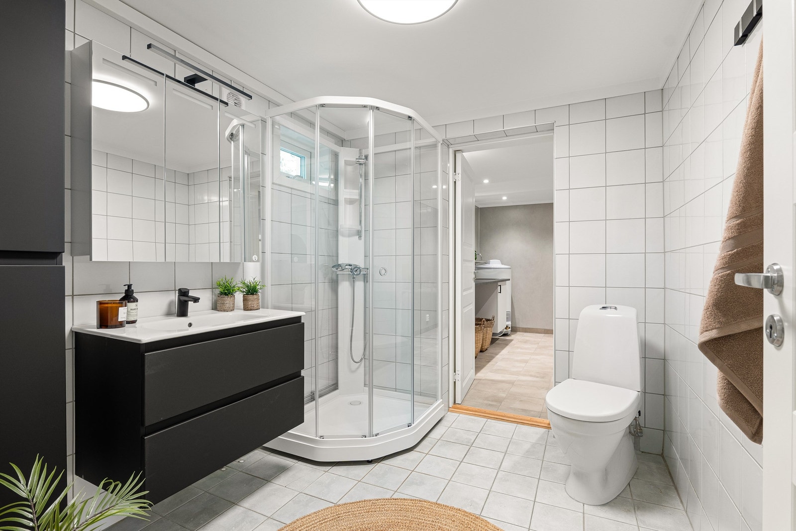 Badet er oppgradert med nye møbler i 2026. Fliser ble lagt på gulv og vegger rundt 2015. I gulvet er det varme. Galleribilde