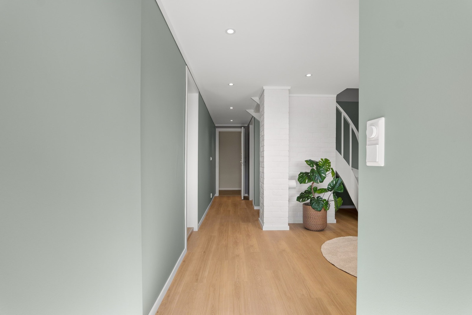 Innerst i gangen finnes badet, med tilknyttet bod innredet som vaskerom. Galleribilde