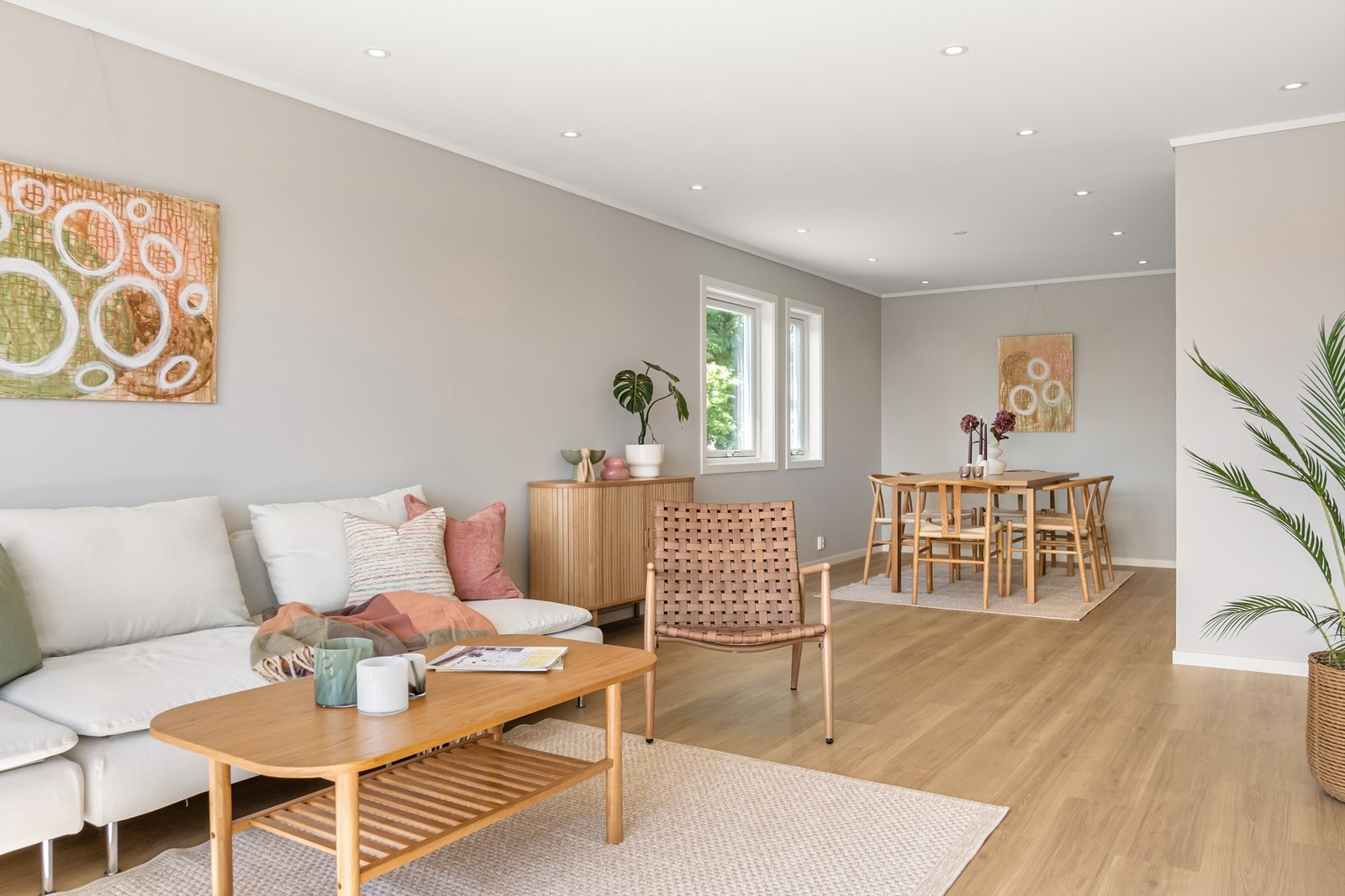I den 30 kvm. store og langstrakte stuen er det god plass til sittegrupper som sofa og spisebord. Galleribilde