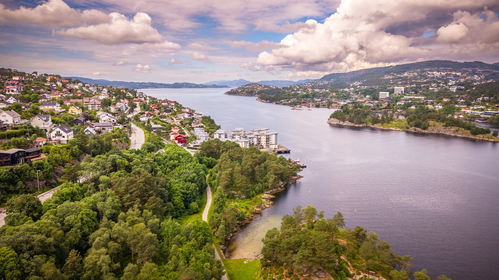 - Bare noen steinkast unna finner du det populære friluftsområdet i Tømmervågen med barnevennlig sandstrand - Galleribilde