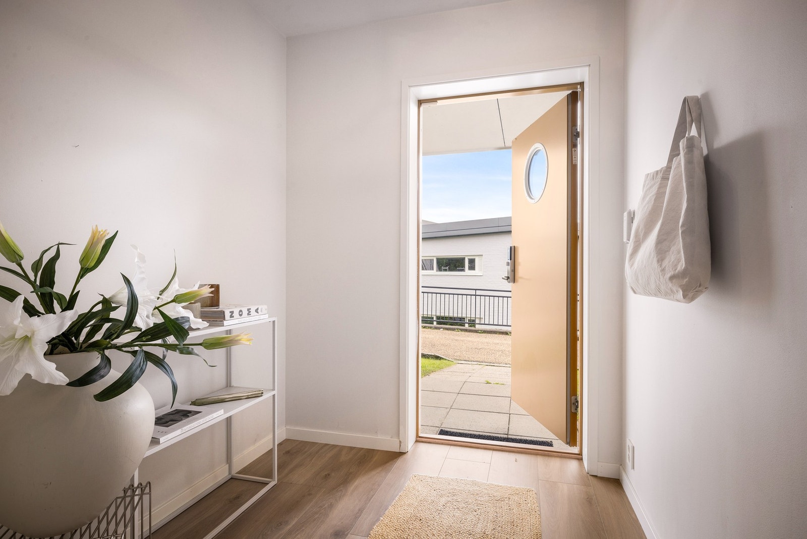 - Første etasje er praktisk innredet med en innbydende entré som har god plass til garderobeløsning og annen enkel møblering - Galleribilde