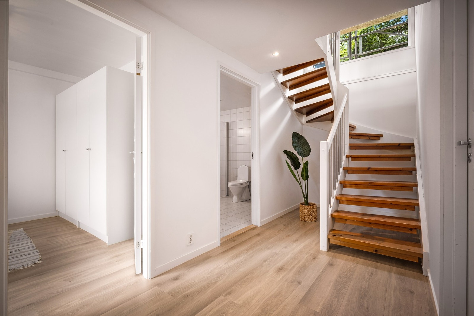 - Lys og romslig gang med downlights - Galleribilde