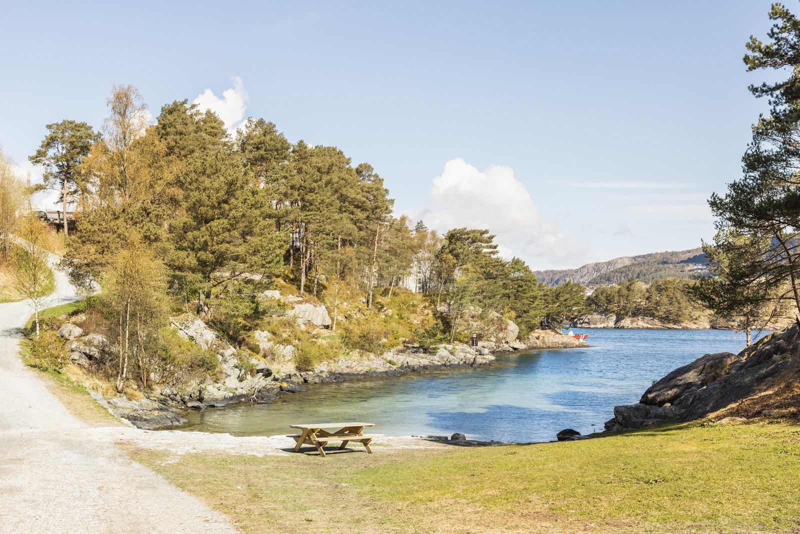 - I Tillegg til stranden er det gressletter og stupebrett. De minste kan fange krabber, utforske livet i fjæra og nyte varme sommerdager - Galleribilde