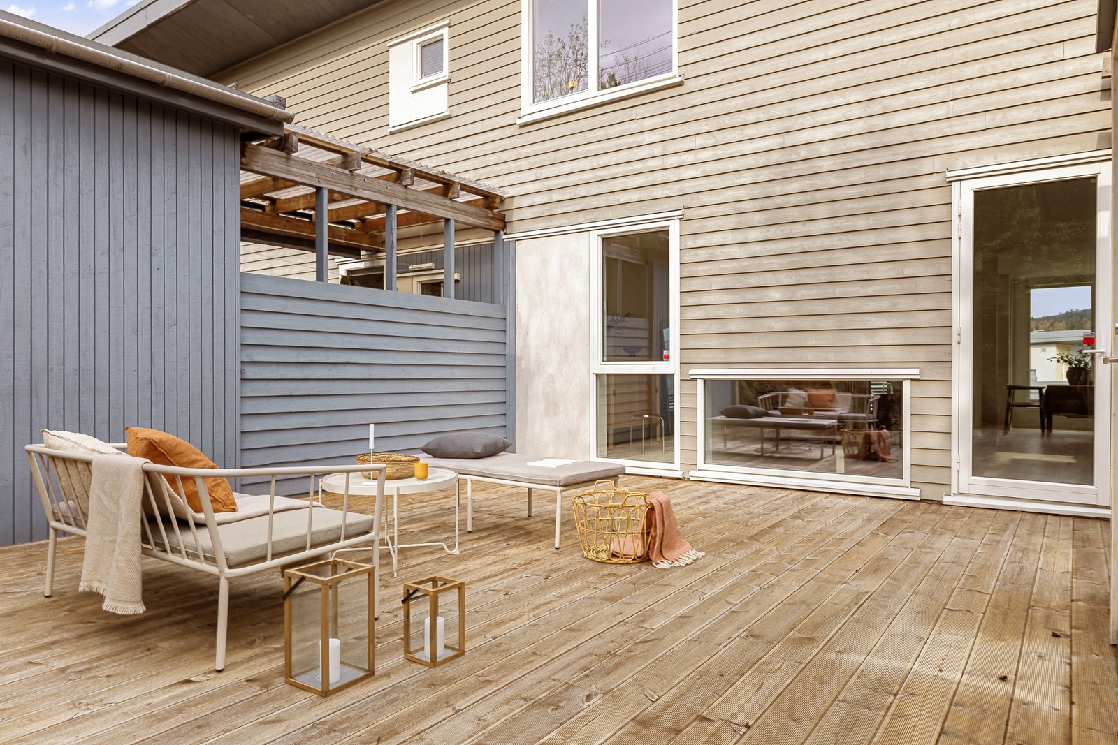 - Boligen har både en lun terrasse med minimalt innsyn og altan mot sjøen - Fasaden blir nymalt i disse dager - Galleribilde