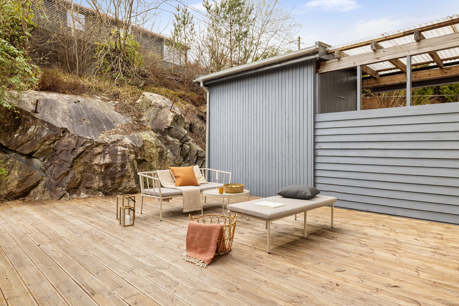 - Boligen har en stor terrasse på baksiden av huset, hvor solen kan nytes avskjermet fra naboer - Galleribilde